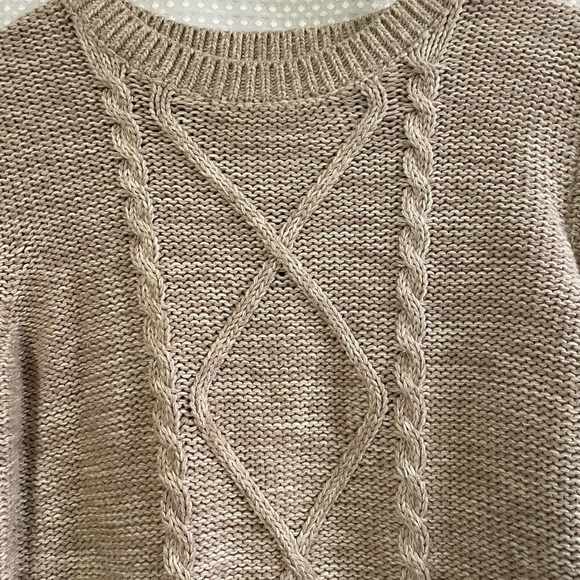 High quality, warm sweater with beautiful knit detail - Picture 3 of 4